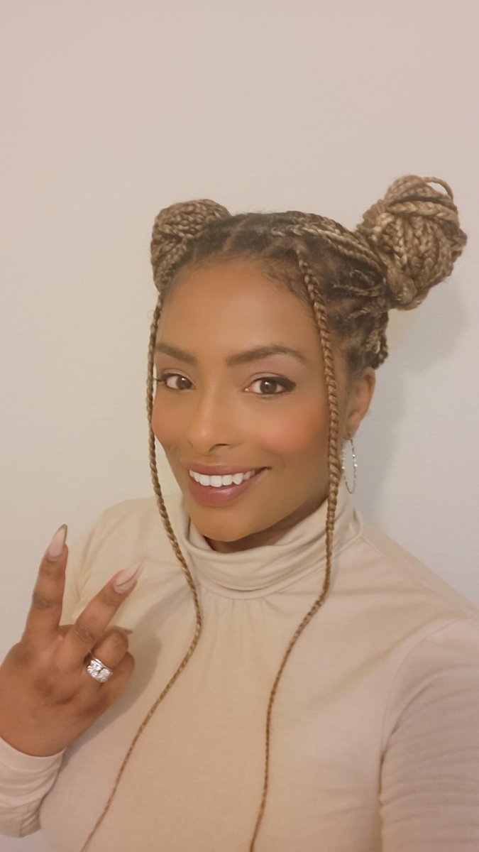 I love being a #blackwoman and I love the versatility of the #hairstyles I can rock! Today, I was in the mood for two buns! 
💖👑
#blacktwitter #knotlessbraids #blackhaircare #protectivestyle #welcometomyworld #entrepreneur