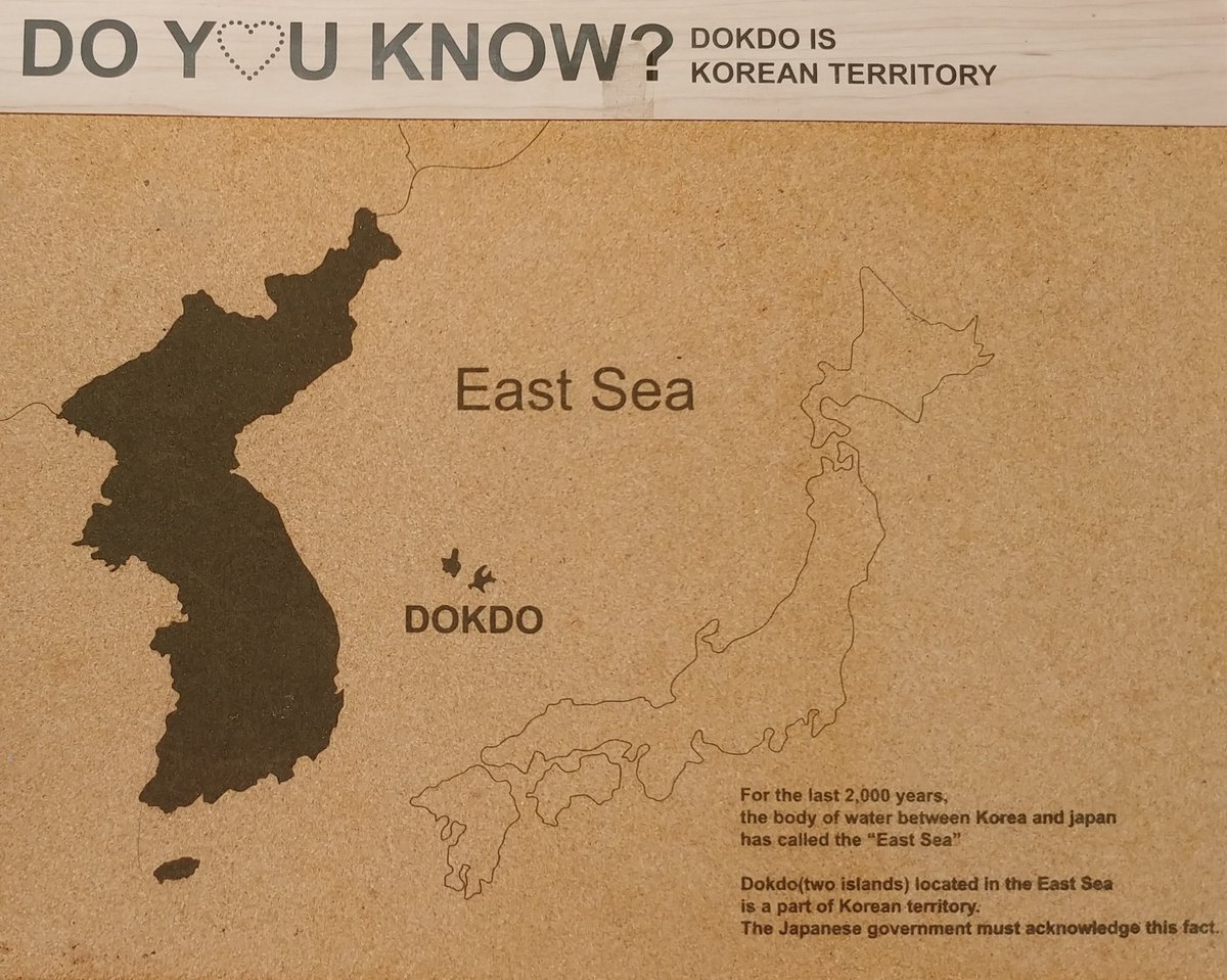 独島….知らんな。🦀🤭

今日は、２月22日竹島の日🌸🇯🇵🌸

左) 1954 年以来、韓国が”占領”しているリアンクール岩 (竹島/独島) by CIA website 
accupied→占領
*竹島は韓国に“占領”されています

右)Liancourt Rocks (竹島)はsea of Japan の領域にあります。by CIA map

#竹島は日本固有の領土 🇯🇵  
