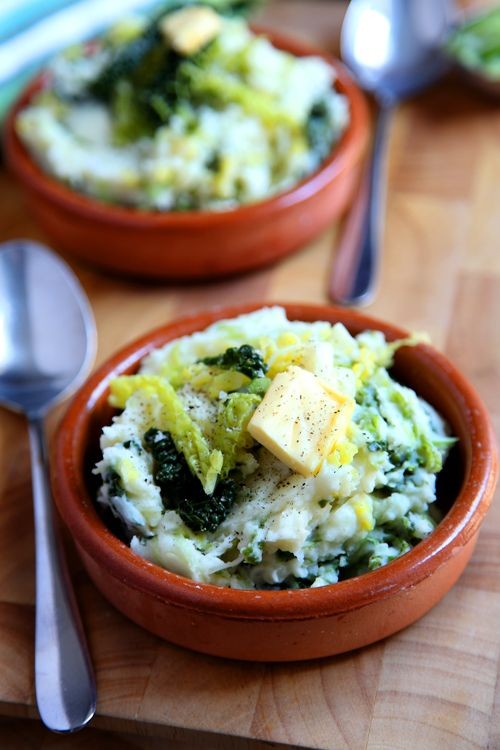 [12.00]

ถึงไม่ต้องกินก็ชินกับการทานอาหารทุกมื้อ (*´∇`)🎶

มื้อกลางวันวันนี้เป็นบีฟเวลลิ่งตัน ขนมปังด้านนอกกรอบหอม เนื้อวัวด้านในชุ่มฉ่ำนุ่มลิ้น และซุปปลาแซลม่อนสไตล์ไอริช ทานคู่กับเครื่องเคียงสลัดผักและสลัดมันฝรั่ง