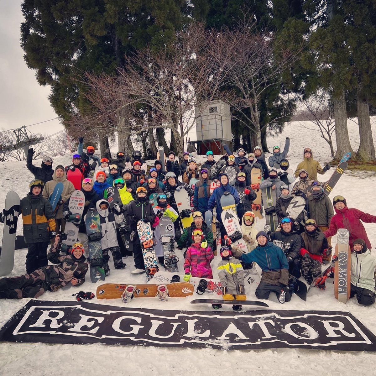 REGULATOR_CREW's tweet image. #REGSNOWTOUR
2023年2月19日はまた新たな思い出ができました◎イベント晴天率9割以上の #REGCREW がハズすと丸一日土砂降りです◎以前からの雨予報でも現地には60人を超えるメンバーが集結「個人で来てたらノースノーですよ！」って笑いながらウエアに着替える皆んな、なんか泣けるっすね。#regcrew