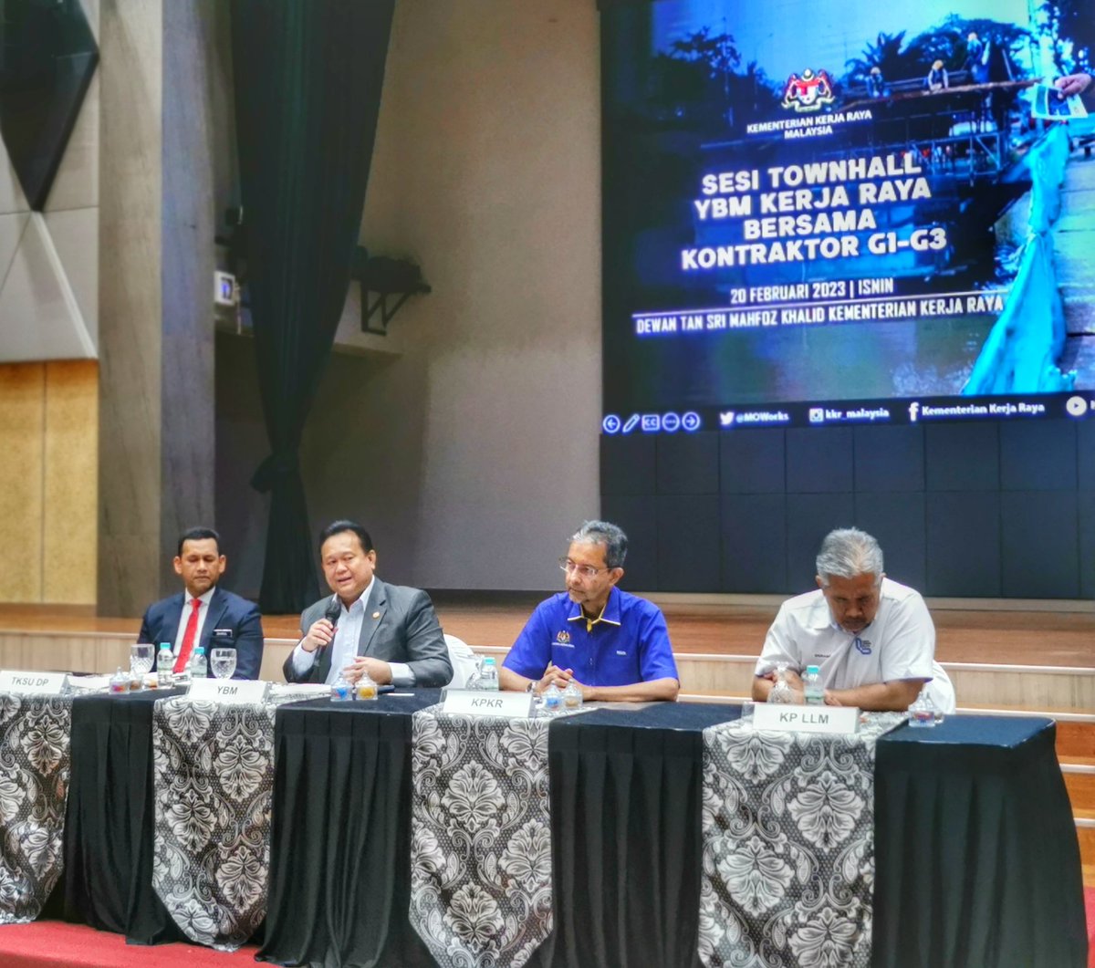 Menteri Kerja Raya merasakan sesi bersemuka seperti ini adalah penting dan sangat bermakna kerana dapat mendengar sendiri keluhan serta cadangan dari kontraktor-kontraktor kecil.  YB Menteri DS <a href="/AlexNantaLinggi/">Alexander Nanta Linggi</a> akan meneliti setiap input yang telah diberikan.