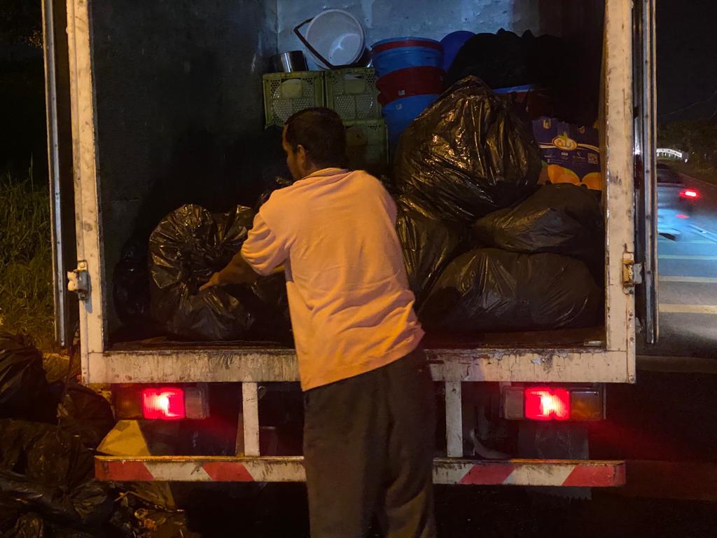 edryfaizal's tweet photo. Kantoi buang sampah tepi jalan. Kena buru dengan warga Langat. Datang balik untuk kutip sampah yang dia buang. Syabas semua yang bantu jaga kawasan kita. https://t.co/TKGwYtxuvQ