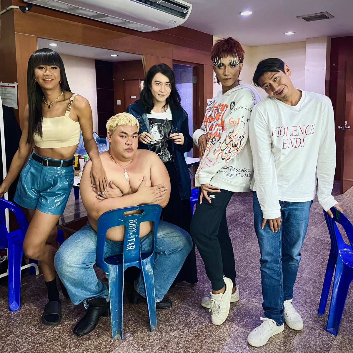 sinsingular's tweet photo. แปลกๆป่ะ
❤️🧡💛💚💙
#talkwithtoeys #talkwithtoey #ทอล์คกะเทย EP.94
https://t.co/cGdeNPG0Xk https://t.co/Bp8UMFTXHe