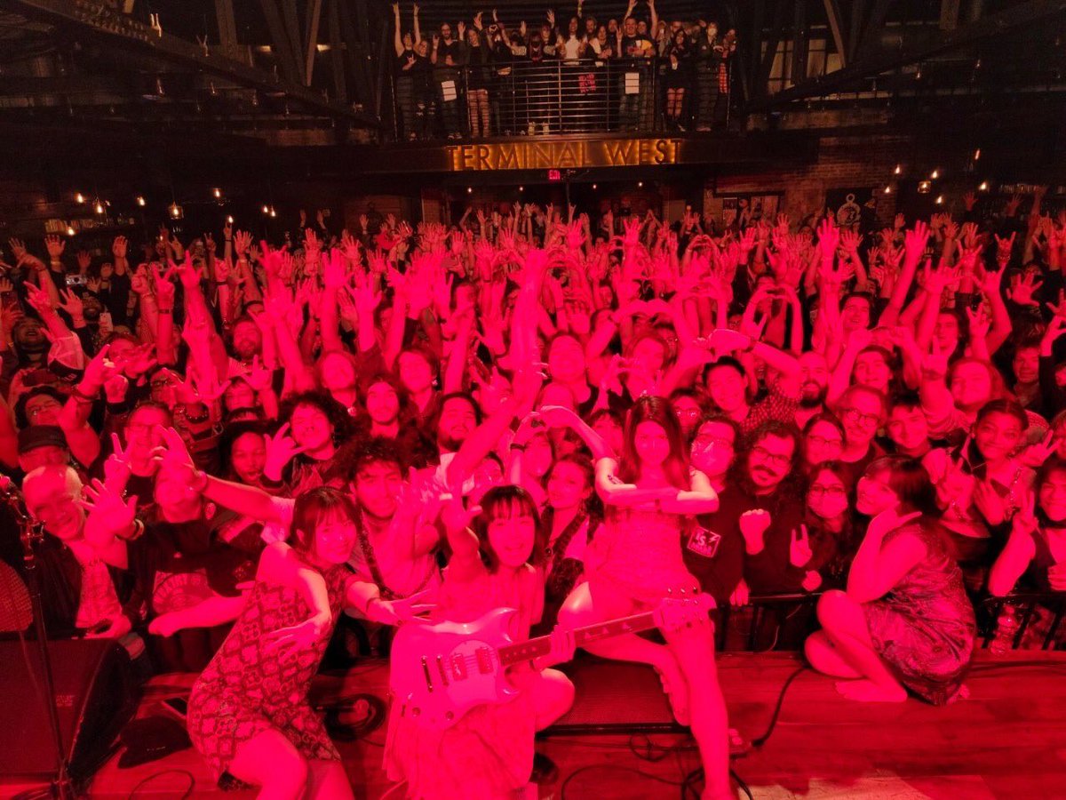 DAY2 Crowds burning bright red...
@TerminalWest #Atlanta 

Documenting the process of getting a good group photo of the audience and us...😅