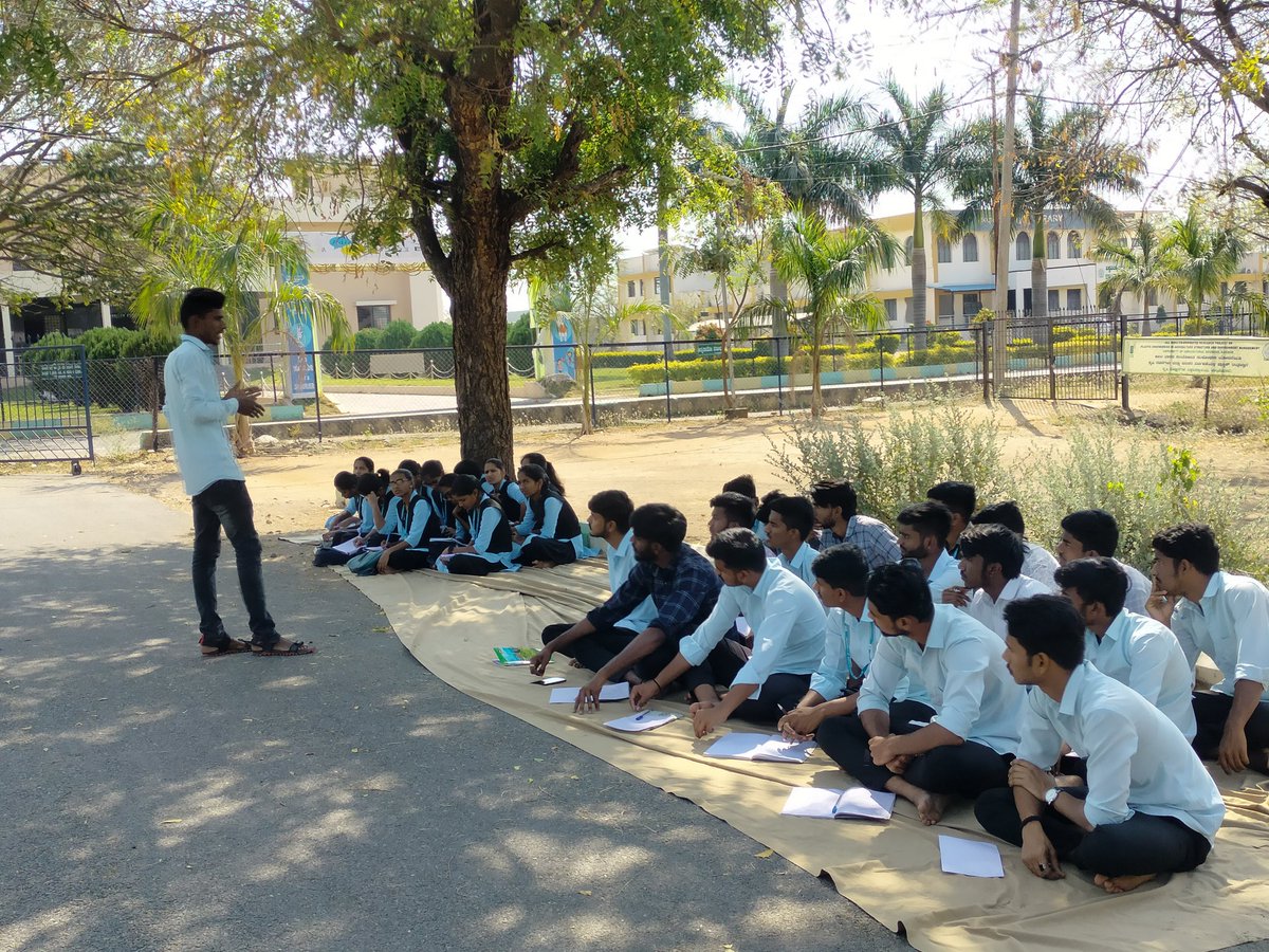 Students_CAER36's tweet photo. ಸತತ 37ನೆ ದಿನದಿಂದ ತರಗತಿಗೆ ಹೋಗದೆ ಹೋರಾಟ ಮಾಡುತ್ತಿರುವ ಕಾರಣ ಪ್ರಥಮ ಮತ್ತು ದ್ವಿತೀಯ ವರ್ಷದ ವಿದ್ಯಾರ್ಥಿಗಳಿಗೆ ಸೀನಿಯರ್ಸ ಗುರುಕುಲ ಪದ್ಧತಿಯಲ್ಲಿ ಮರದ ಕೆಳಗೆ ಕುಳಿತು ಅವರಿಗೆ ಸಂಬಂಧಿಸಿದ ವಿಷಯಗಳ ಬಗ್ಗೆ ಭೋದಿಸುತ್ತಿರುವುದು.
#createdirectorateofagri_engg_inkarnataka
@cae_raichur @bcpatilkourava @DCRaichur https://t.co/v0jsnCtYFG