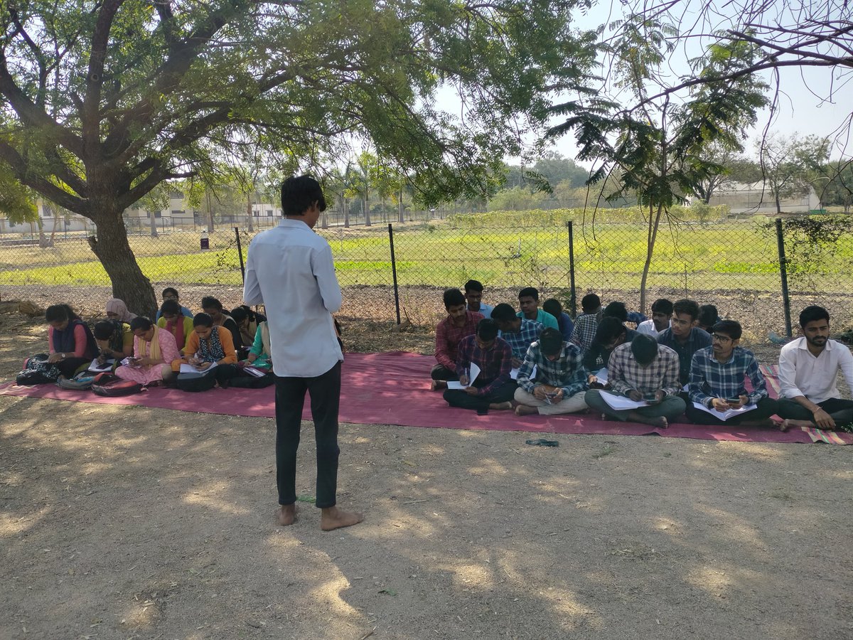 Students_CAER36's tweet photo. ಸತತ 37ನೆ ದಿನದಿಂದ ತರಗತಿಗೆ ಹೋಗದೆ ಹೋರಾಟ ಮಾಡುತ್ತಿರುವ ಕಾರಣ ಪ್ರಥಮ ಮತ್ತು ದ್ವಿತೀಯ ವರ್ಷದ ವಿದ್ಯಾರ್ಥಿಗಳಿಗೆ ಸೀನಿಯರ್ಸ ಗುರುಕುಲ ಪದ್ಧತಿಯಲ್ಲಿ ಮರದ ಕೆಳಗೆ ಕುಳಿತು ಅವರಿಗೆ ಸಂಬಂಧಿಸಿದ ವಿಷಯಗಳ ಬಗ್ಗೆ ಭೋದಿಸುತ್ತಿರುವುದು.
#createdirectorateofagri_engg_inkarnataka
@cae_raichur @bcpatilkourava @DCRaichur https://t.co/v0jsnCtYFG