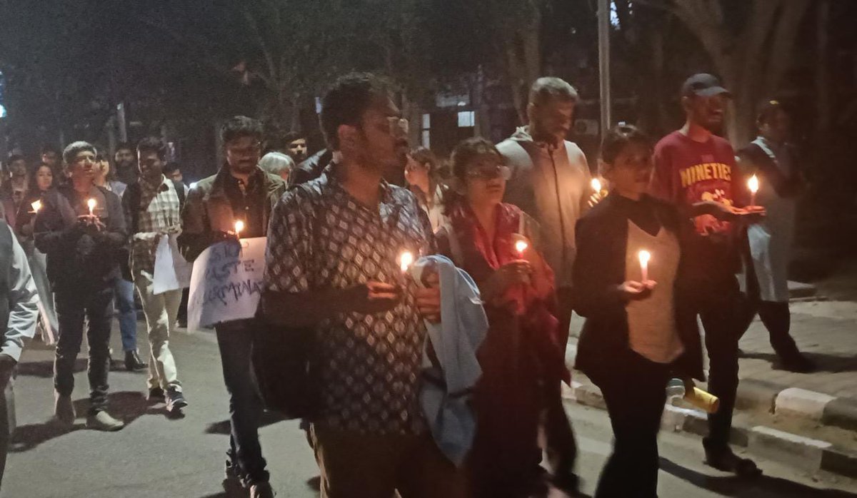 MayukhDuke's tweet photo. #JusticeForDarshanSolanki
Rise in rage against the death of an 18-year-old Dalit student of IIT Bombay. Darshan's father appealed to the students for a candle March &amp; protest on 19th Feb night.
Protest organised in IITs &amp; diff universities.
We joined such rallies in IIT Delhi. https://t.co/TLbxgNqIFD