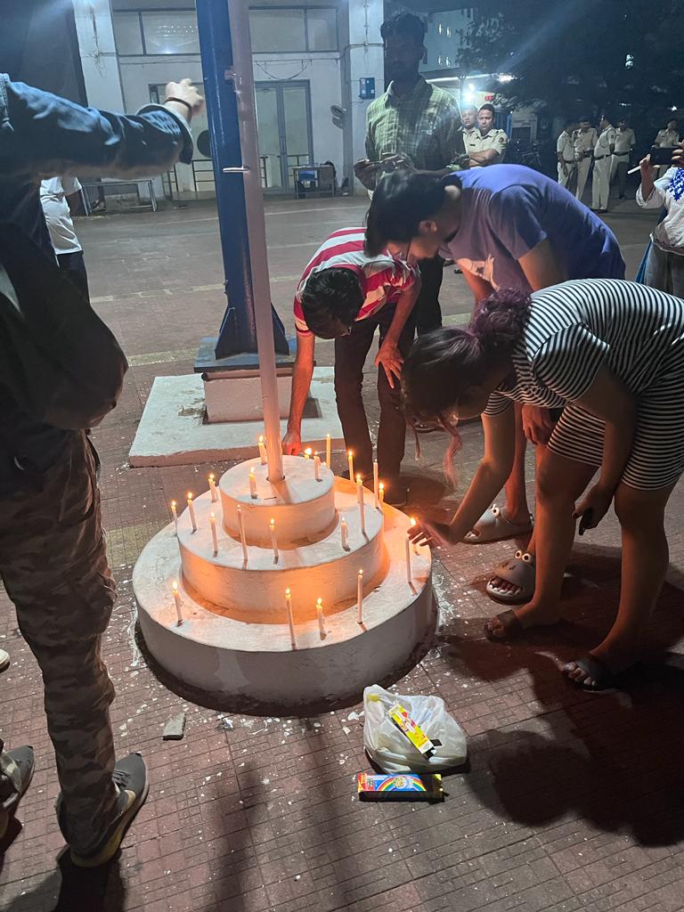MayukhDuke's tweet photo. #JusticeForDarshanSolanki
Rise in rage against the death of an 18-year-old Dalit student of IIT Bombay. Darshan's father appealed to the students for a candle March &amp; protest on 19th Feb night.
Protest organised in IITs &amp; diff universities.
We joined such rallies in IIT Delhi. https://t.co/TLbxgNqIFD