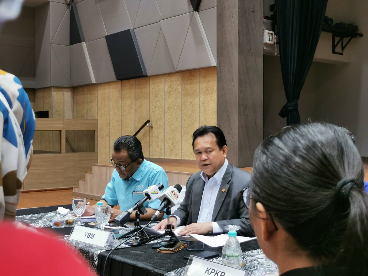 Antara isu yang dibincangkan ialah pengambilan pekerja asing, kenaikan bahan binaan serta punca-punca projek sakit semasa sidang media sebetar tadi.