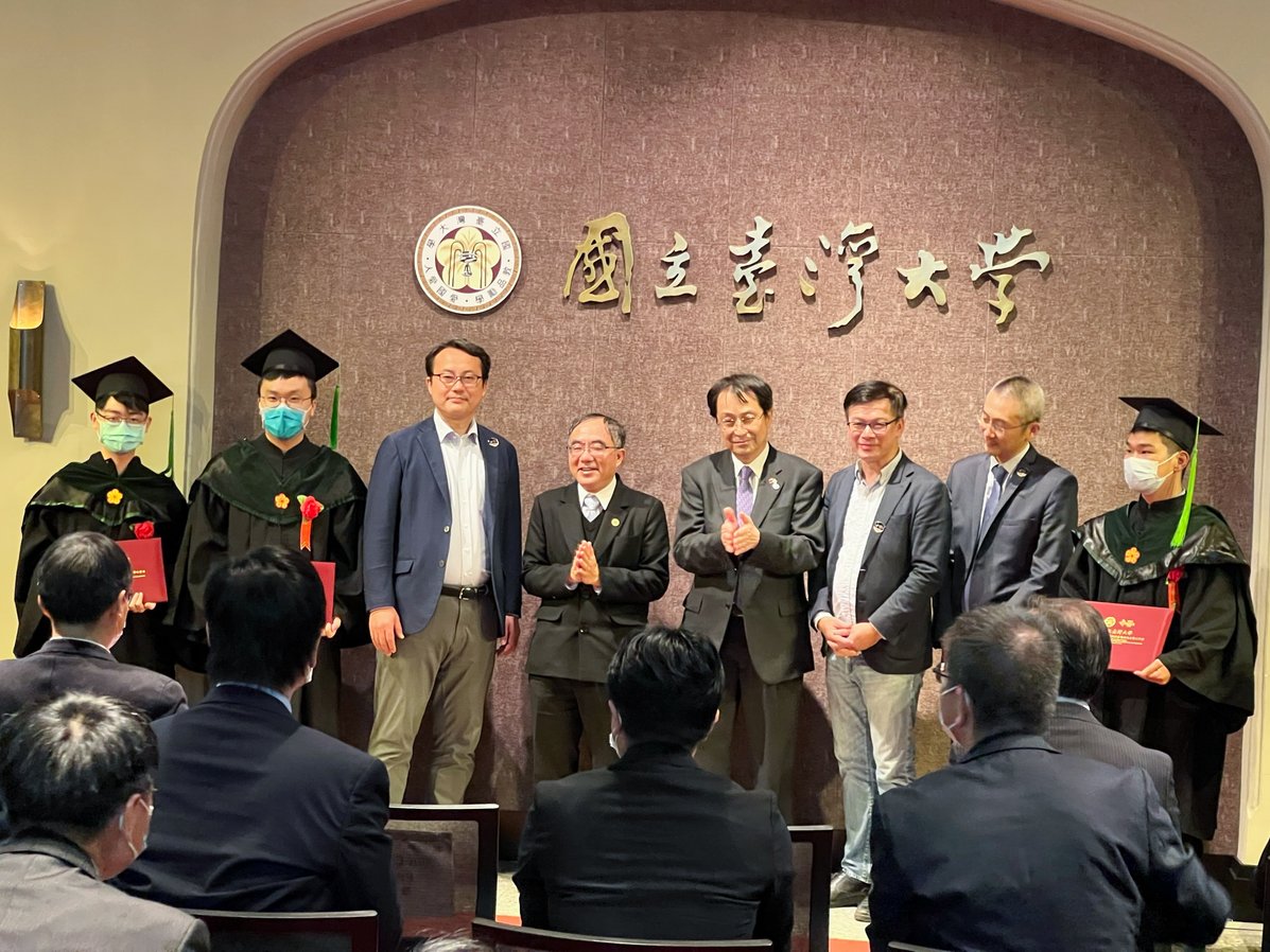 UNIV_TSUKUBA_JP's tweet photo. 【News Flash】2月17日、国立台湾大学（NTU）にて開催されたAI、バイオ、医療に関するNTU、工業技術研究院（ITRI）及び本学の共創に係るキックオフミーティング並びにGIP-TRIAD授賞式に永田学長らが参加。 #NTU #ITRI #筑波大学 #C_AIR #GIP_TRIAD https://t.co/D29iFxVE6k