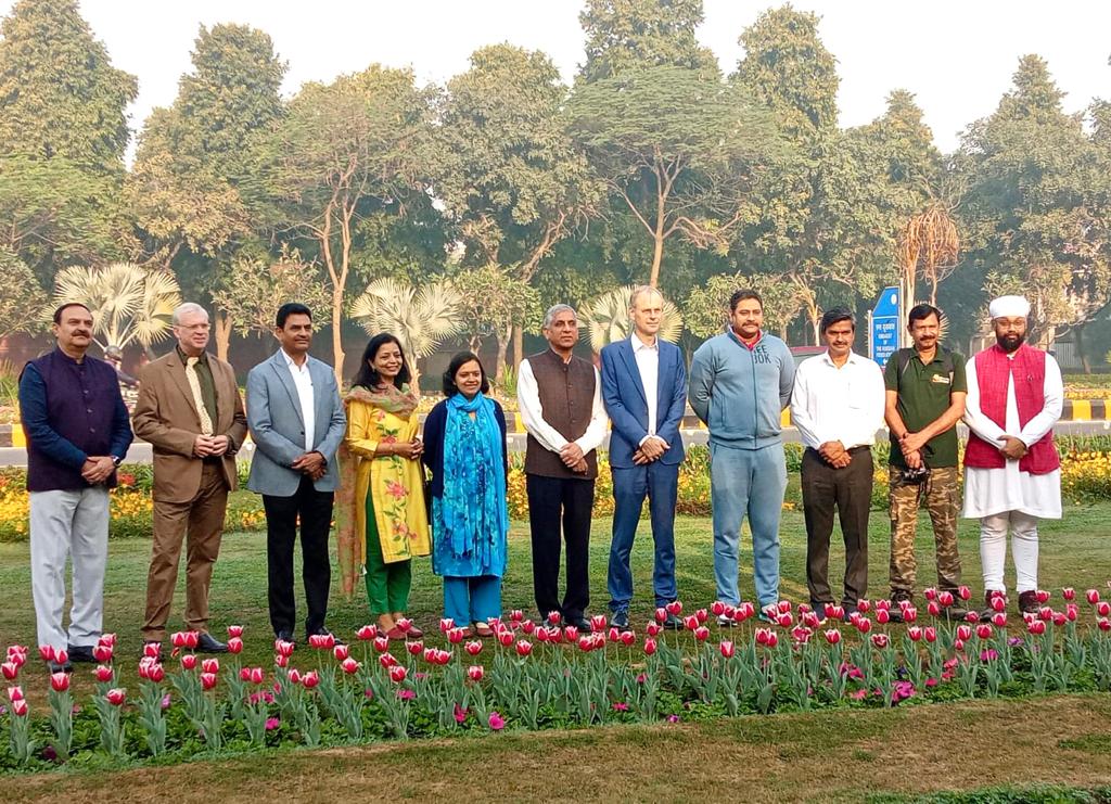 New Delhi Municipal Council Official (@tweetndmc) on Twitter photo #NDMCTulipfestival
Chairman #NDMC and <a href="/BergMarten/">Marten van den Berg</a>🇳🇱 Amb to India <a href="/tulip/">real angel</a> exhibition and tulip walk this morning at Shantipath, New Delhi.
#G20 #G20India
#SmartCity #NDMCTulipfestival
Chairman #NDMC and <a href="/BergMarten/">Marten van den Berg</a>🇳🇱 Amb to India <a href="/tulip/">real angel</a> exhibition and tulip walk this morning at Shantipath, New Delhi.
#G20 #G20India
#SmartCity