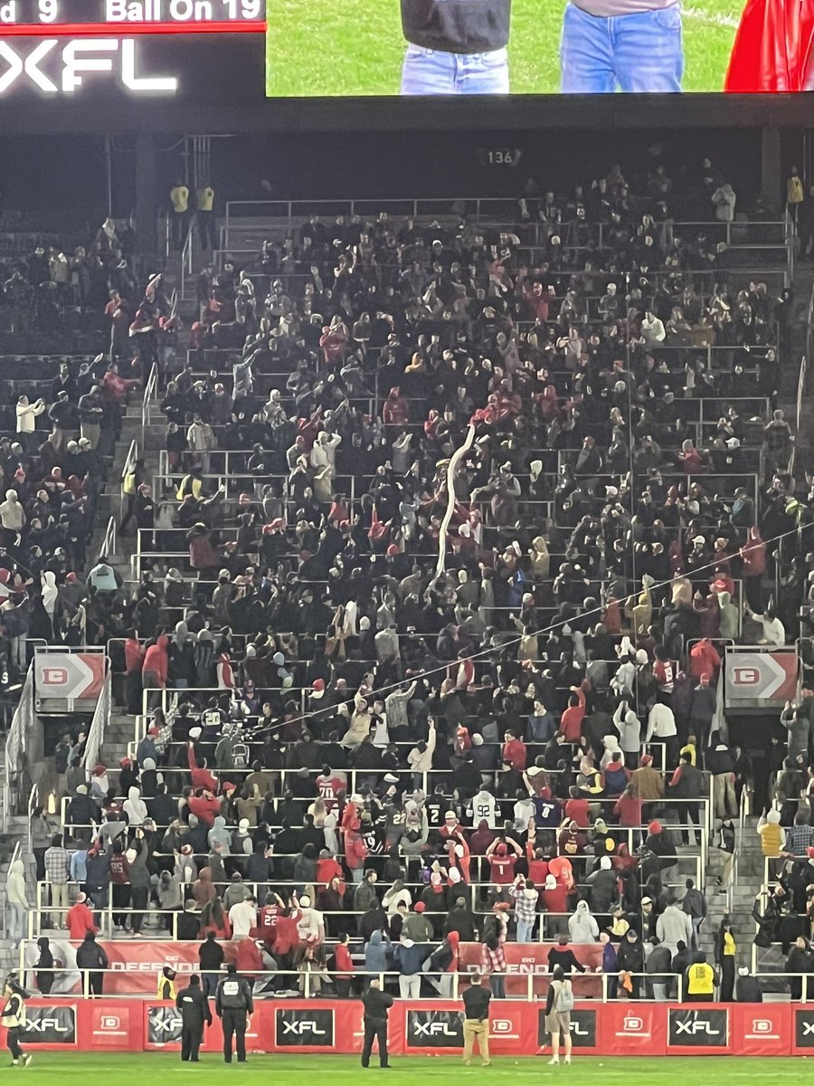 Grumpi_Kitten's tweet photo. Bless this sight! I love the XFL! #DCDefenders #DefendDC #dclemonlaunchers #IYKYK https://t.co/76ZOQHxE52