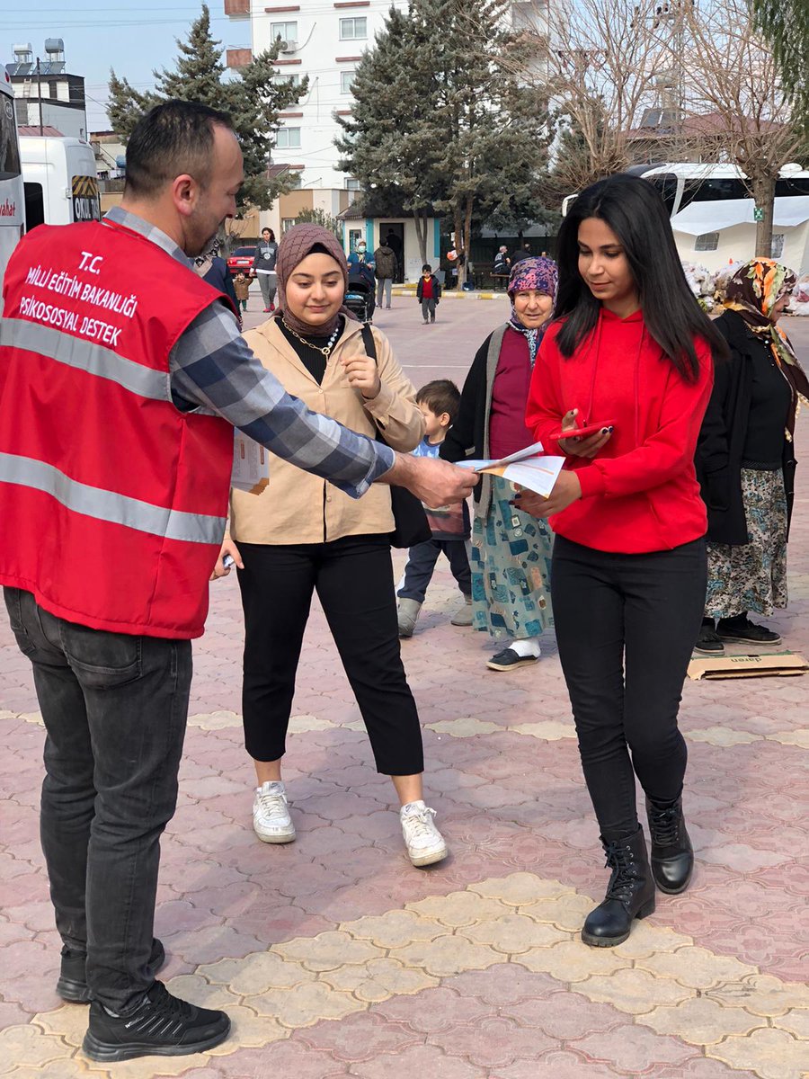 Ordu_MEM's tweet photo. Tüm İmkanlarımızla Yanınızdayız‼️

Deprem bölgesine gönüllü olarak giden Psikolojik Danışman ve Rehber Öğretmenlerimiz  depremzede çocuklarımıza yönelik psiko-sosyal destek çalışmalarına başladı.

#eğitimkentiORDU
#Ordu

@tcmeb @prof_mahmutozer @yunus_arinci https://t.co/IJb2E17329