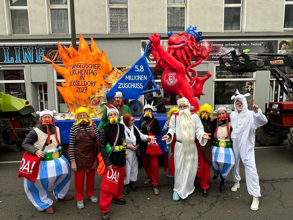 NichtMeinKTag's tweet photo. Die unbeugsamen Gallier sind am Start! Haltet Ausschau um den #Shadowplatz
Wer uns suchet, der findet und unterschreibet! 
#Rosenmontag #NichtmeinKirchentag #Düsseldorf #Helau #Alaaf #Karneval #Buergerbegehren https://t.co/6XaHBAmxyt