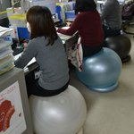 【すぐやるべき】過半数に効果あり!バランスボール導入自治体が増加!