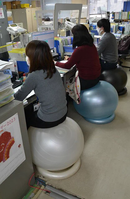 【すぐやるべき】過半数に効果あり！バランスボール導入自治体が増加！