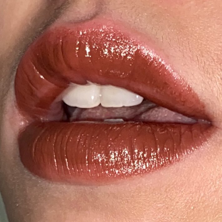 bittercaffeines's tweet photo. Siapa yg lagi cari warna brick red kayak giniii?🙋🏻‍♀️

Ini lippie fav yg selalu aku jadiin bagian dalem ombre &amp; sering juga aku pake sendirian. Cantik bgt🥺🫶

#racuninmakeup https://t.co/motnXoGw2M