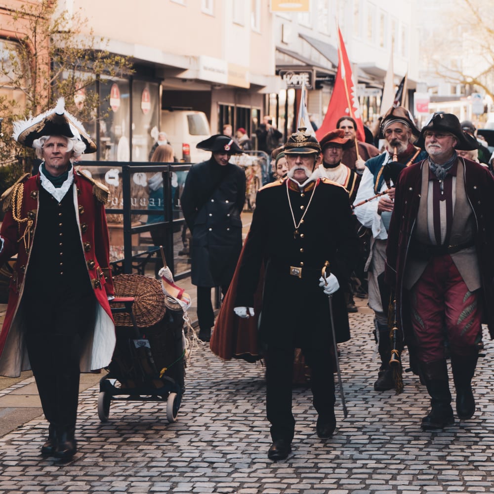 Seid dabei! Von Donnerstag, 02. März bis Sonntag, 05. März 2023 findet der Kieler Umschlag statt! Die Kieler Innenstadt verwandelt sich in einen bunten Schauplatz voller Live-Musik, Feuerkunst und Tanz! bit.ly/416K2rE presse.kiel-marketing.de/pressreleases/…