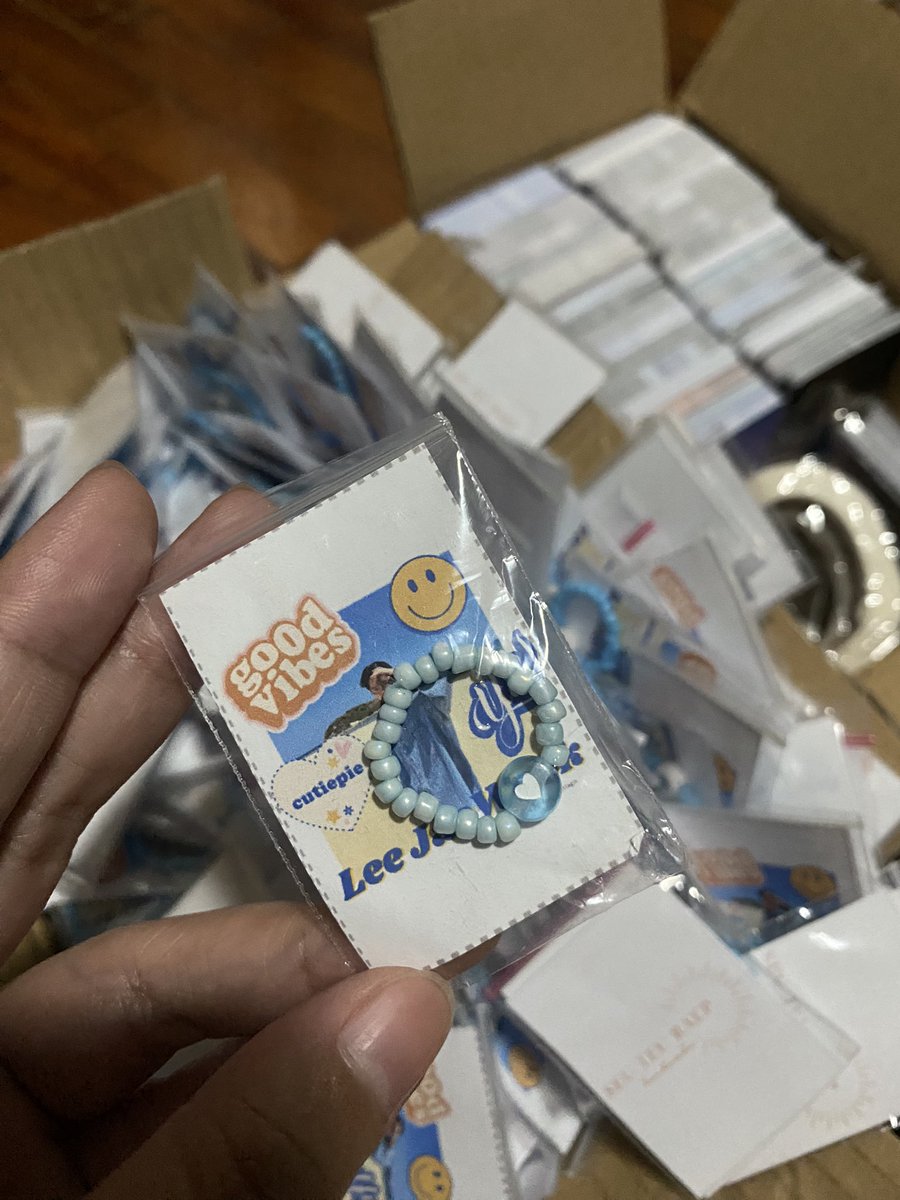 aynfngrl's tweet photo. I'll give out blue white beaded rings and photo cards for 500 people sa FM as freebies, I'll be in CSE as well. Please approach me, shy type po kasi ako 🥺🫶🏻 see y'all #LeeJaeWookinManila #leejaewookgiveaway #LeeJaeWookFIRST #LeeJaeWookFanMeeting https://t.co/SejZJKioL8