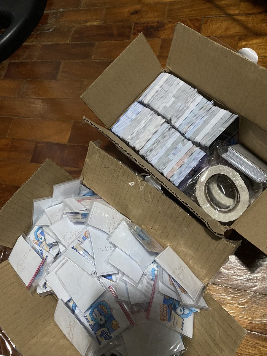 aynfngrl's tweet photo. I'll give out blue white beaded rings and photo cards for 500 people sa FM as freebies, I'll be in CSE as well. Please approach me, shy type po kasi ako 🥺🫶🏻 see y'all #LeeJaeWookinManila #leejaewookgiveaway #LeeJaeWookFIRST #LeeJaeWookFanMeeting https://t.co/SejZJKioL8