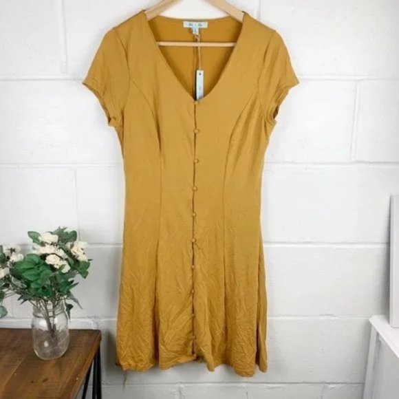 Extservice's tweet photo. So good I had to share! Check out all the items I'm loving on @Poshmarkapp #poshmark #fashion #style #shopmycloset #shesky #michaelmichaelkors #chicos: https://t.co/RGjxQQeOXN https://t.co/02JDoYNcV2