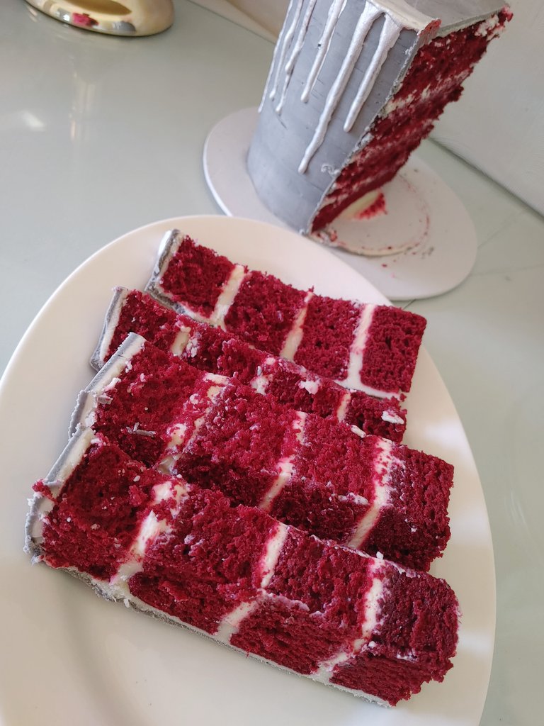 EullyCakery's tweet photo. I need volunteers to come eat cakes I use during virtual class😅🤣😅 https://t.co/2e03PgDMwl
