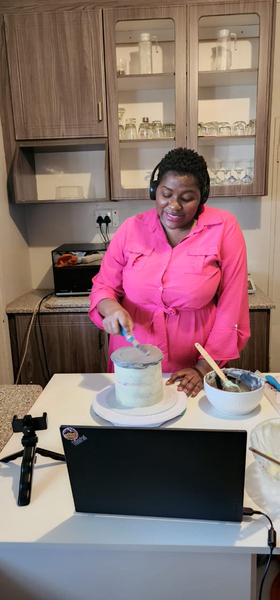 EullyCakery's tweet photo. I need volunteers to come eat cakes I use during virtual class😅🤣😅 https://t.co/2e03PgDMwl