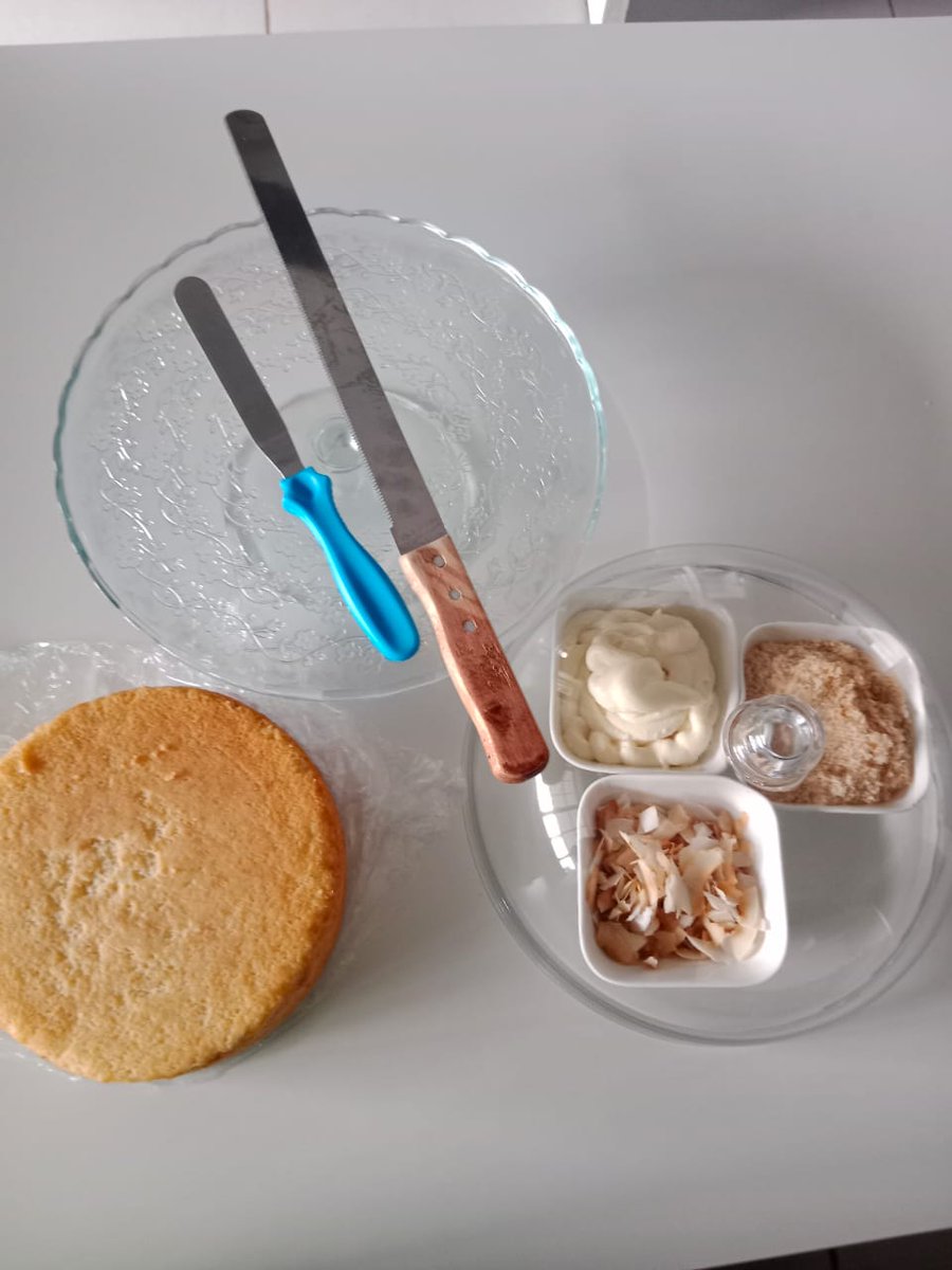 EullyCakery's tweet photo. I need volunteers to come eat cakes I use during virtual class😅🤣😅 https://t.co/2e03PgDMwl
