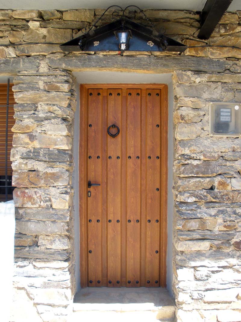 Ercalum's tweet image. Todas nuestras #puertas #rústicas se fabrican con blindaje de chapa de acero. Además, se puede instalar postiguillo con reja o cerradero para portero automático.

Infórmate sin compromiso:
☎️ 949 200 251 / ✉️ ercalum@ercalum.com

'Si es #Ercalum, está bien hecho' ✔️