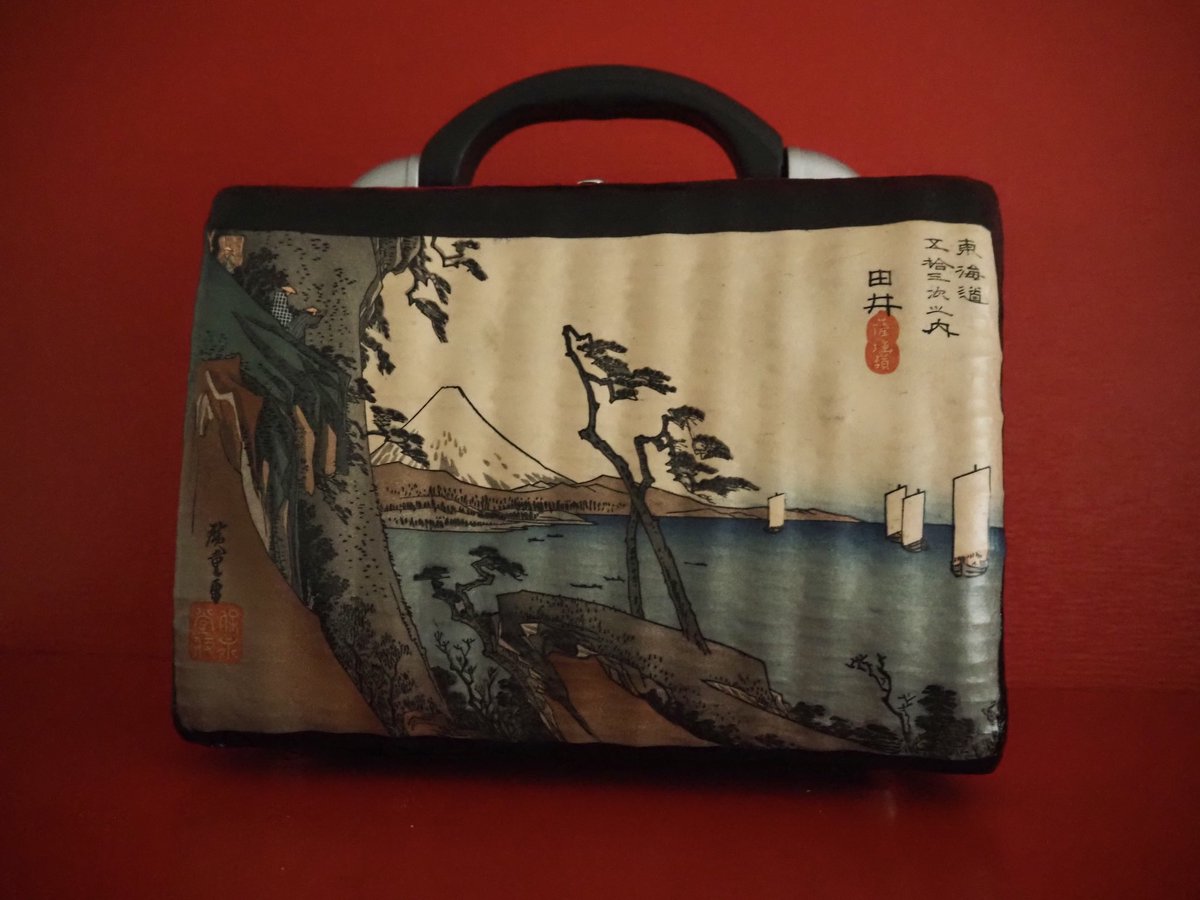 makeanepoch's tweet photo. Twitter 

めーかんメンバー
#hanyi_ya

奇想天外ナ惡謀ミ
版画、浮世絵、古書、証文での鞄や名刺入などの一閑張り。舟旗を柿渋で染めたカフェエプロンなど、唯一無二の『ありそうでないちょっと尖った和小物』を

@hanyi_ya 

#きものめーかんえぽっく　
#めーかんえぽっく
#キモノ
#着物 
#和装 https://t.co/5DIc6HZtP2