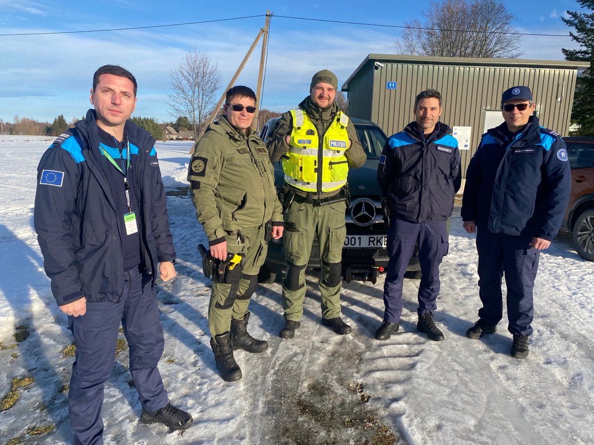Frontex's tweet photo. Greetings from our officers at the Estonian-Russian border!
#Frontex deploys 800 #StandingCorps officers in operation Terra, along EU’s easter border.
In Estonia, 33 officers help local authorities with border surveillance and checks, detecting vehicle crime and document fraud. https://t.co/aL768S4guR