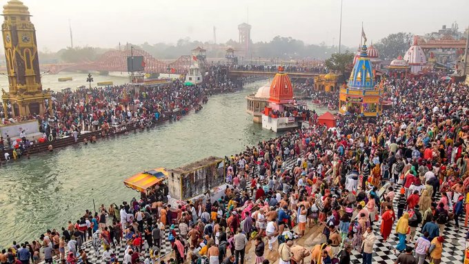 jkmediasocial's tweet photo. Devotees gather to take holy dip in the Ganga river on the occasion of '#Somvati #Amavasya', at Har Ki Pauri ghat in #Haridwar. https://t.co/kISBgIWlyx