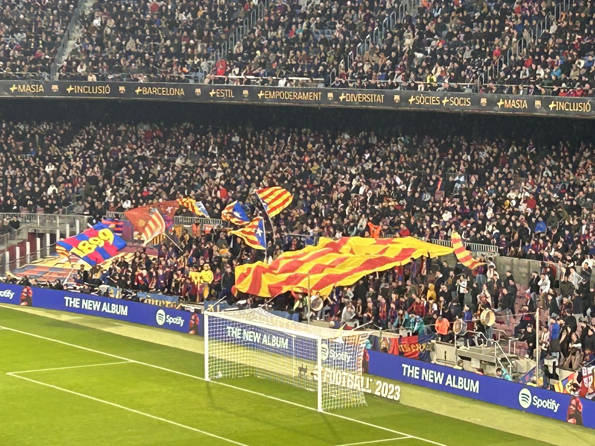 Nemesis_2013's tweet photo. Atlante ♥️💙🐴🐎presente en el Nou Camp @Atlante #serdelpueblo @paolagrala @ValkiriadHierro , @FCBarcelona_es #mesqueunclub https://t.co/w58PkNEnKe