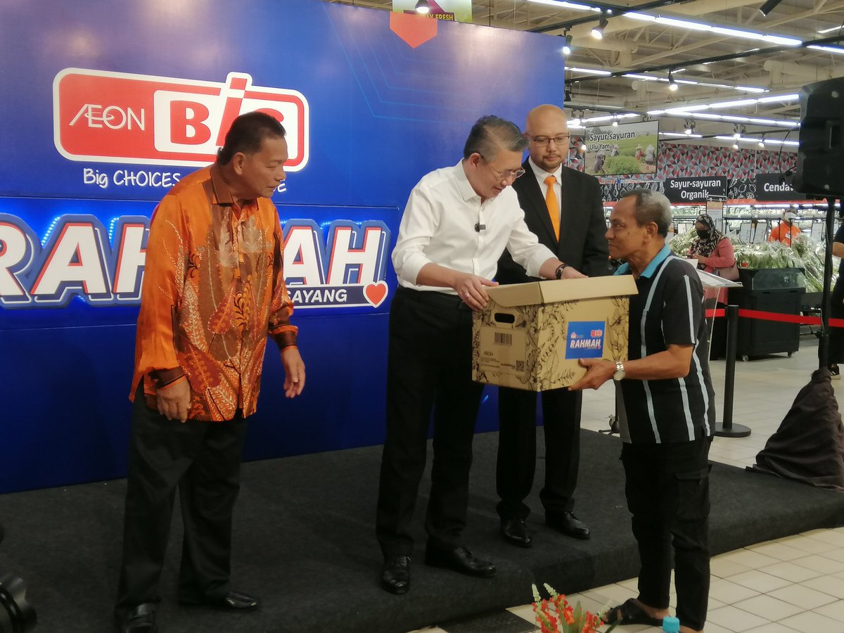 JaPenWPKL's tweet photo. Kerajaan dalam membantu rakyat mengurangkan beban kos sara hidup.
Turut hadir bersama Pengarah Urusan AEON BiG, Sheikh Farouk Sheikh Mohamed.
#AEONBiG
#PayungRahmah
#BakulRahmah
#PakejRahmah
#JualanRahmah
#MenuRAHMAH
#MenuRM5
#MalaysiaMADANI
#DemiRakyat
#DemiPertiwi
#KLCeria https://t.co/4jzmv9928O