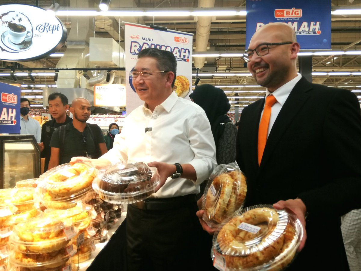 JaPenWPKL's tweet photo. Kerajaan dalam membantu rakyat mengurangkan beban kos sara hidup.
Turut hadir bersama Pengarah Urusan AEON BiG, Sheikh Farouk Sheikh Mohamed.
#AEONBiG
#PayungRahmah
#BakulRahmah
#PakejRahmah
#JualanRahmah
#MenuRAHMAH
#MenuRM5
#MalaysiaMADANI
#DemiRakyat
#DemiPertiwi
#KLCeria https://t.co/4jzmv9928O