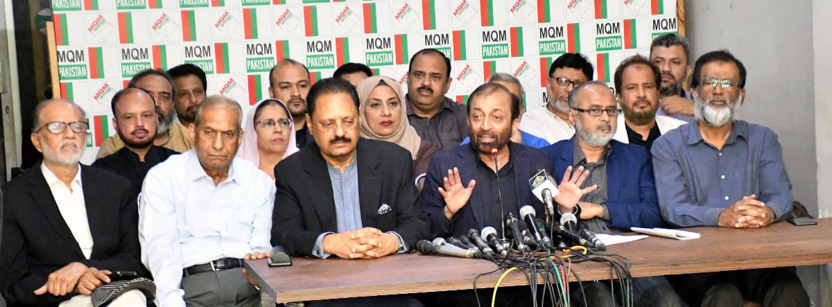 MQMPKOfficial's tweet photo. سینئر ڈپٹی کنوینر ڈاکٹر فاروق ستار کا اراکین رابطہ کمیٹی کے ہمراہ مرکز بہادرآباد پرپریس کانفرنس سے خطاب
 
ایم کیو ایم درست مردم شماری کے مطالبے سے کسی صورت پیچھے نہیں ہٹے گی 

 @DFSMQM #KhudKoGinwao @allaboutmqm https://t.co/JcsezFT2GH