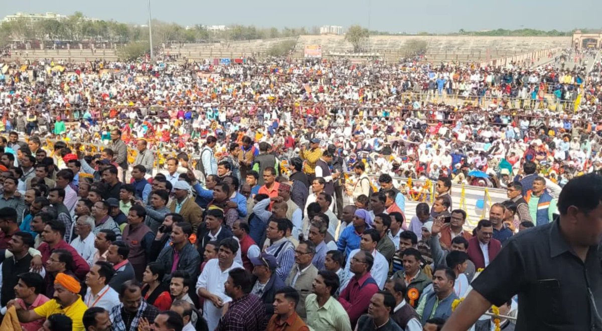 तत्कालीन समाजवादी पार्टी की सरकार ने शिक्षामित्रों के साथ अन्याय किया, अगर सपा सरकार शिक्षामित्रों को सहायक अध्यापक घोषित करने के बजाय उनका वेतनमान उनके बराबर कर देती तो आज शिक्षामित्रों की यह हालत नही होती ।
#शिक्षामित्र_महासम्मेलन
#रमाबाई_मैदान_लखनऊ