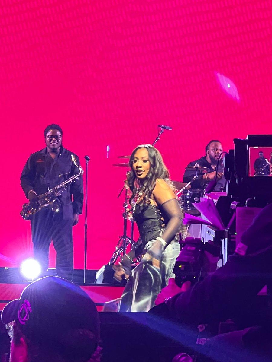 KeepItKiss's tweet photo. #Afrobeats took over the 2023 #NBAAllStar Game as @burnaboy, @temsbaby & @heisrema gave electrifying performances at the Vivint Arena, Salt Lake City, #Utah🔥🔥
#KeepItKiss #AllDayEveryDay #GoodVibes #BurnaBoy #Tems #Rema #Nigeria #Singer #NBA #NBAHalfTimeShow #PhotoOfTheDay https://t.co/l3jLEwU811
