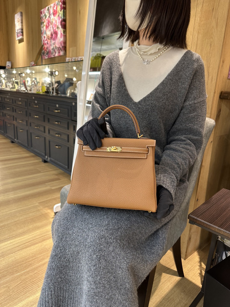 grare_aoyama's tweet photo. エレガンスなキャメルカラーで多くのファンを獲得している定番カラー“ゴールド”🧡
その魅力は奥深く、流行に捉われずオールシーズンお使いいただけるのはもちろん、ケリーならではの白ステッチの映え方も印象的です✨
#hermes #kelly #kelly25 https://t.co/Qw3vTCtgnA