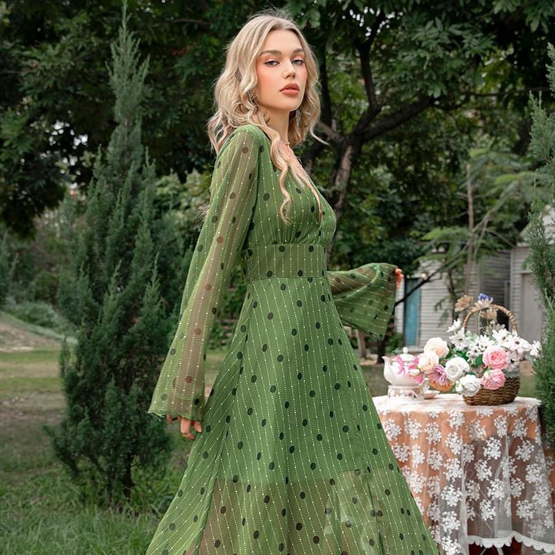 hekkaUs's tweet photo. It's picnic's time!✨✨
Got the same dress in👇👇:
https://t.co/cXip1nW8zf
#hekka #hekkafashion #magichekka #sweaterseaon #outfitinspo #springvibes #picnic https://t.co/IoJ7pFpx7k