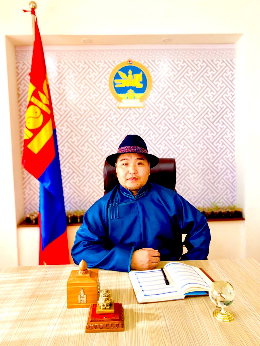 Өвөг дээдсээс өвлүүлж үлддээсэн уудам сайхан нтгийнхаа өнцөг булан бүрд суугаа эрхэм хүндэт Монголчуудаа өргөн эх дэлхийн дөрвөн зүг найман зовхист амьдран суугаа элэг нэгт Монгол ахан дүүсээ.
Дээдэс өвгөддөө хүндэтгэн Дүүрэн жаргалтай түвшин амгалан
Сар шинэдээ сайхан шинэлээрэй