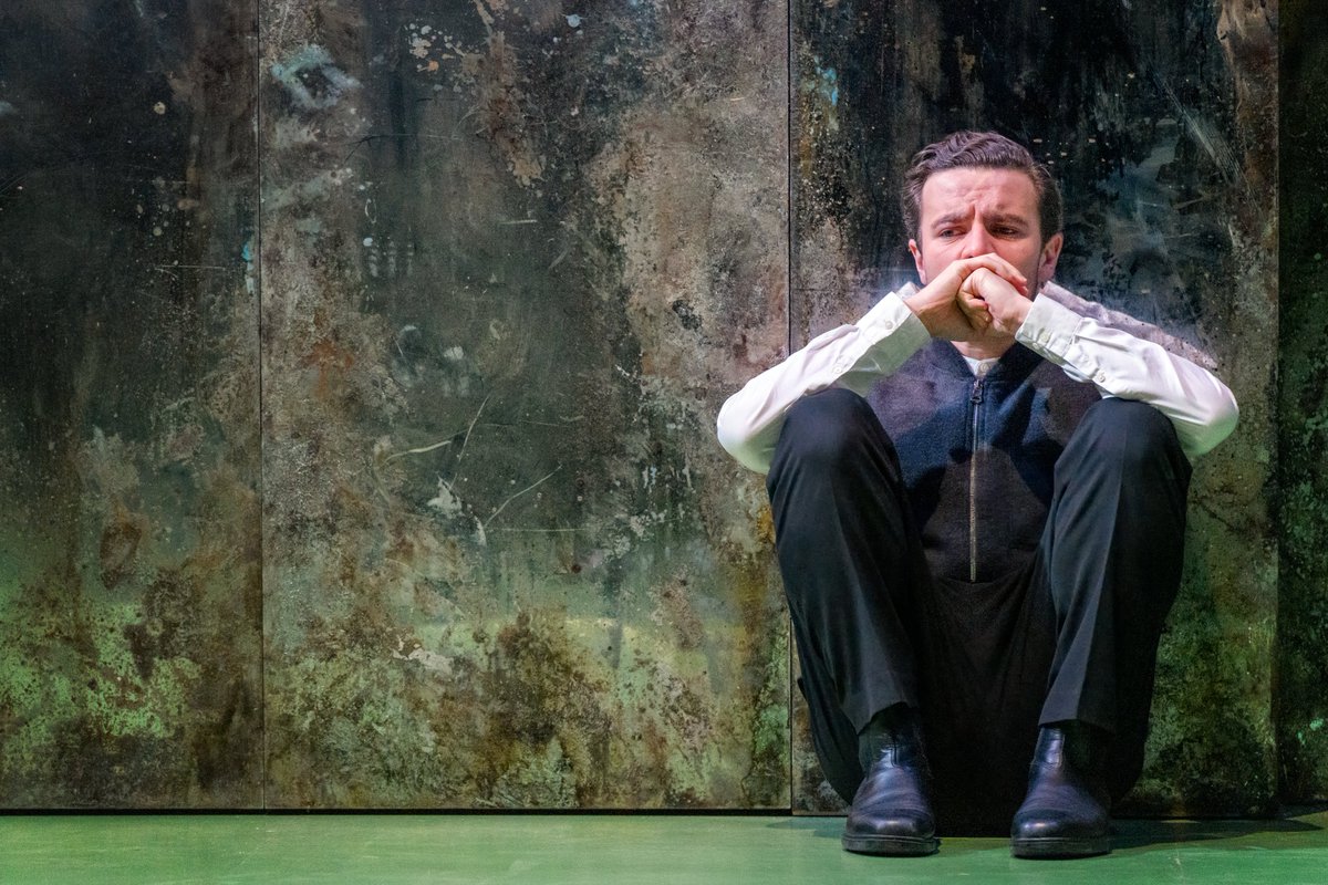 LeedsPlayhouse's tweet photo. Last few days remaining to catch the 'powerful' #HenryV here in #Leeds. 

★★★★★ @FairyPowered 
★★★★ @TheReviewsHub 
★★★★ @NorthWestEnd 

📸 @RoblingPix 

🎟️https://t.co/aMFHNwy1oC https://t.co/0aQ1U7WPgX
