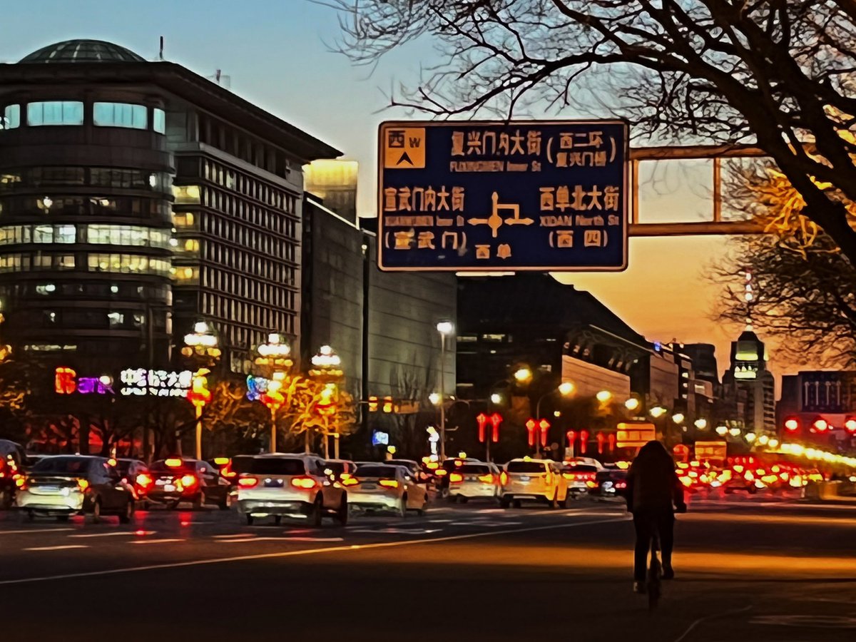 KimKimchan9808's tweet photo. Dazzling lights illuminate skyfall over Beijing https://t.co/t8mBrZjxz2