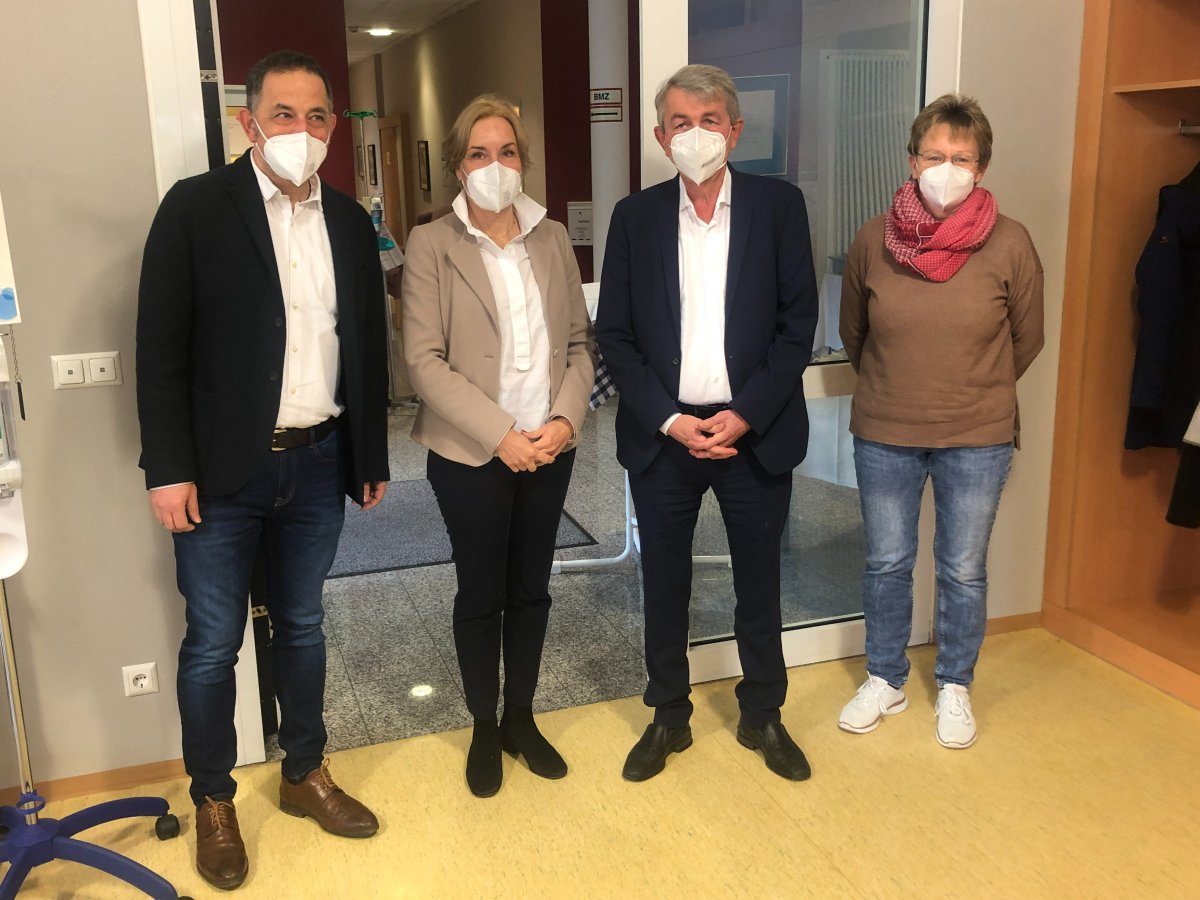 vbw_bayern's tweet photo. Wie ist die Situation der #Pflege im ländlichen Raum? Darüber informierte sich heute vbw Hauptgeschäftsführer Brossardt im Gespräch mit Beschäftigen, Azubis und Bewohnern im Seniorenhaus Vivaldo St. Laurentius in Piding. Mehr zum Thema: https://t.co/epCnnNZ6Nn
@bpa_agv https://t.co/5WgCfJv1po