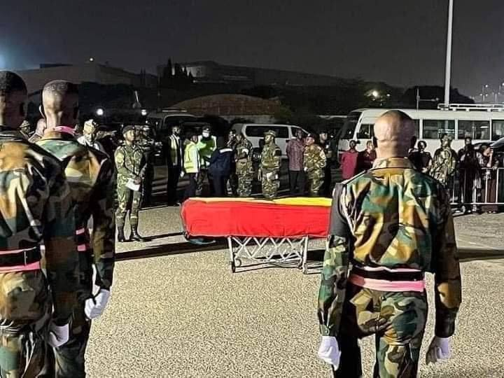 AfricaSecondes's tweet photo. #Ghana : Séisme en Turquie : Le footballeur international ghanéen Christian Atsu retrouvé mort sous des décombres🇬🇭😭
Le corps sans vie d'Atsu est déjà au pays 💔.
#Afrique #Actualités #45second #Turquie #Syrie #ChristianAtsu #football #décés #ghanian https://t.co/xWy7bF7CrV