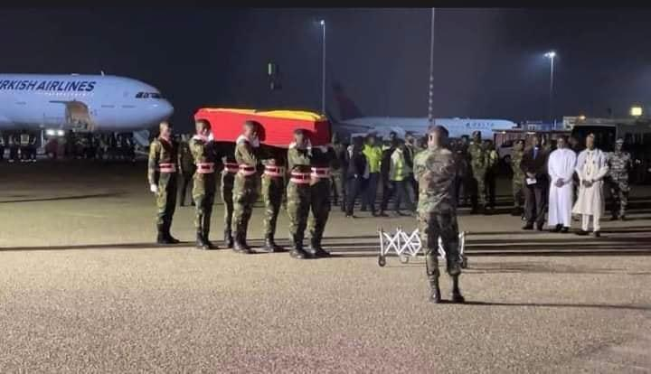 AfricaSecondes's tweet photo. #Ghana : Séisme en Turquie : Le footballeur international ghanéen Christian Atsu retrouvé mort sous des décombres🇬🇭😭
Le corps sans vie d'Atsu est déjà au pays 💔.
#Afrique #Actualités #45second #Turquie #Syrie #ChristianAtsu #football #décés #ghanian https://t.co/xWy7bF7CrV