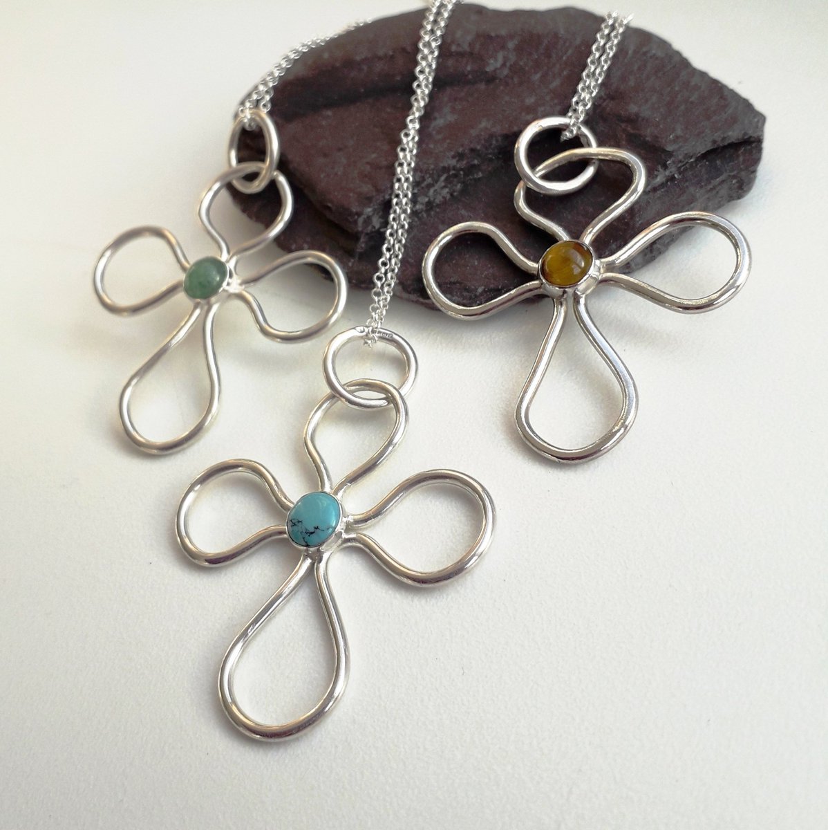 Happy Monday wishing you a fabulous new week. Starting mine with my latest makes. etsy.com/uk/listing/140… #sterlingsilvercross
#turquoisecross #Aventurine #jewellery #handmade #hallmarked <a href="/J_O_Jewellery/">JacquelineOJewellery</a>