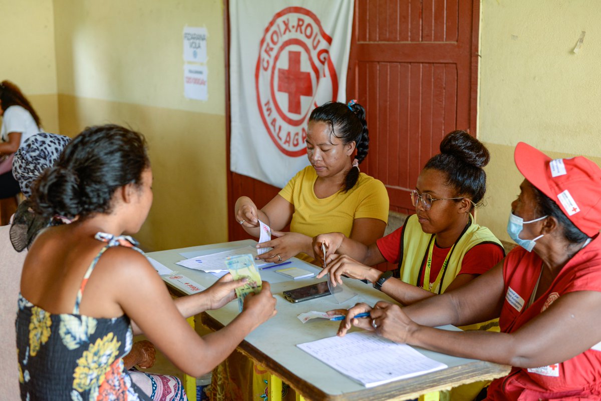 PIROI_CRF's tweet photo. 🔴 La @MadaRedCross et la PIROI soutiennent les populations affectées par le cyclone #CHENESO et participe à leur préparation à #FREDDY. 

👉 2 300 habitants de Mahajanga ont bénéficié d'une aide monétaire et matériel.

@commission_coi @EU_Partnerships @EUAmbMauritius @eu_echo https://t.co/SZbxf9nt1v
