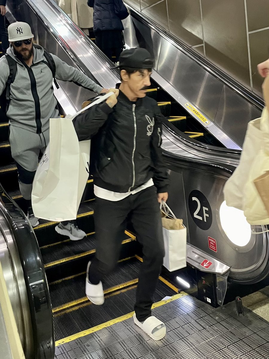 antoniedeswan's tweet image. Look at that grumpy boi, he’s still obsessed with the bathroom slides 🤣 

アンソニーやっぱりまた便所サンダル履いてるよー🤣 アンソニー実物はめっちゃ細かった！脱ぐとすごいってタイプやな。#レッチリ #アンソニー #RedHotChilliPeppers