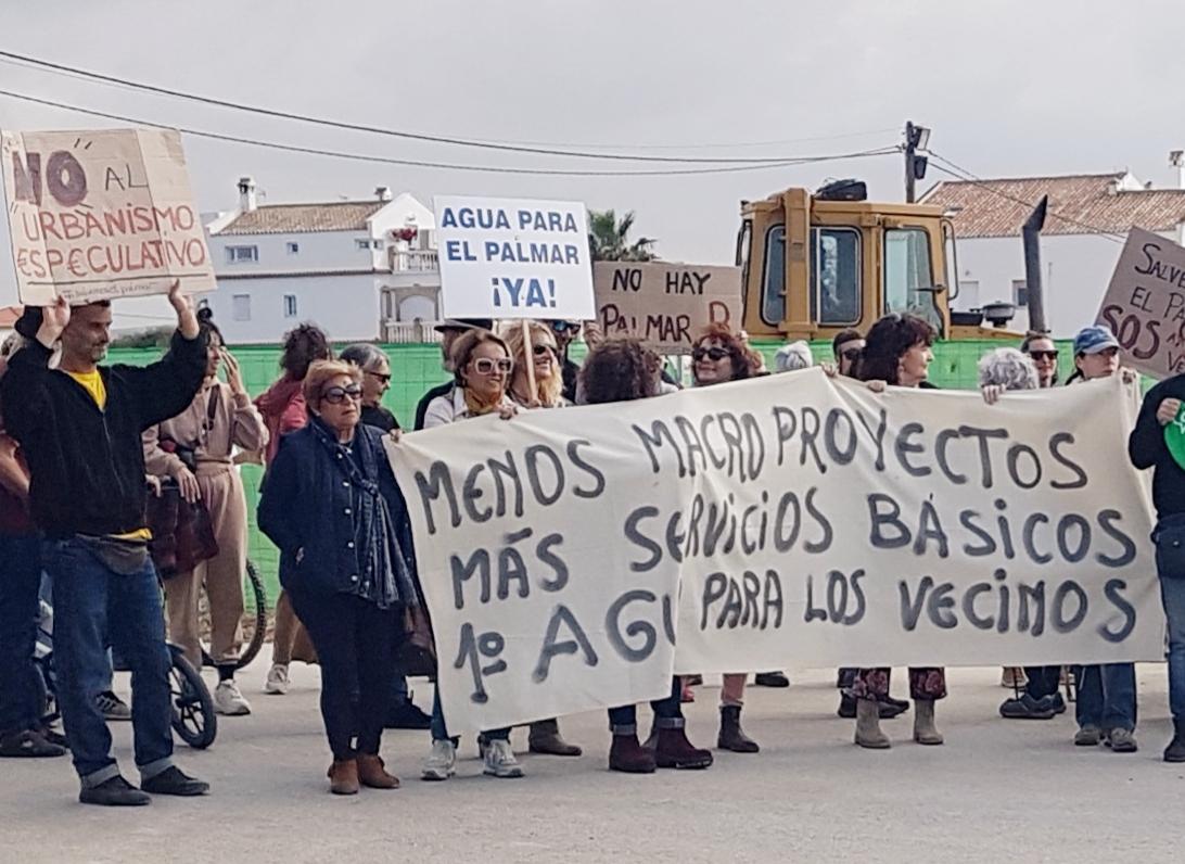 Juan Muñoz es marido de Ana Rosa Quintana, contrató al excomisario Villarejo en las cloacas y llegó a un pacto con Fiscalía para eludir la cárcel. Acaba de dar un pelotazo urbanístico en El Palmar, playa virgen de Cádiz. Hay protestas por los vecinos. Su mujer no dice nada en TV.